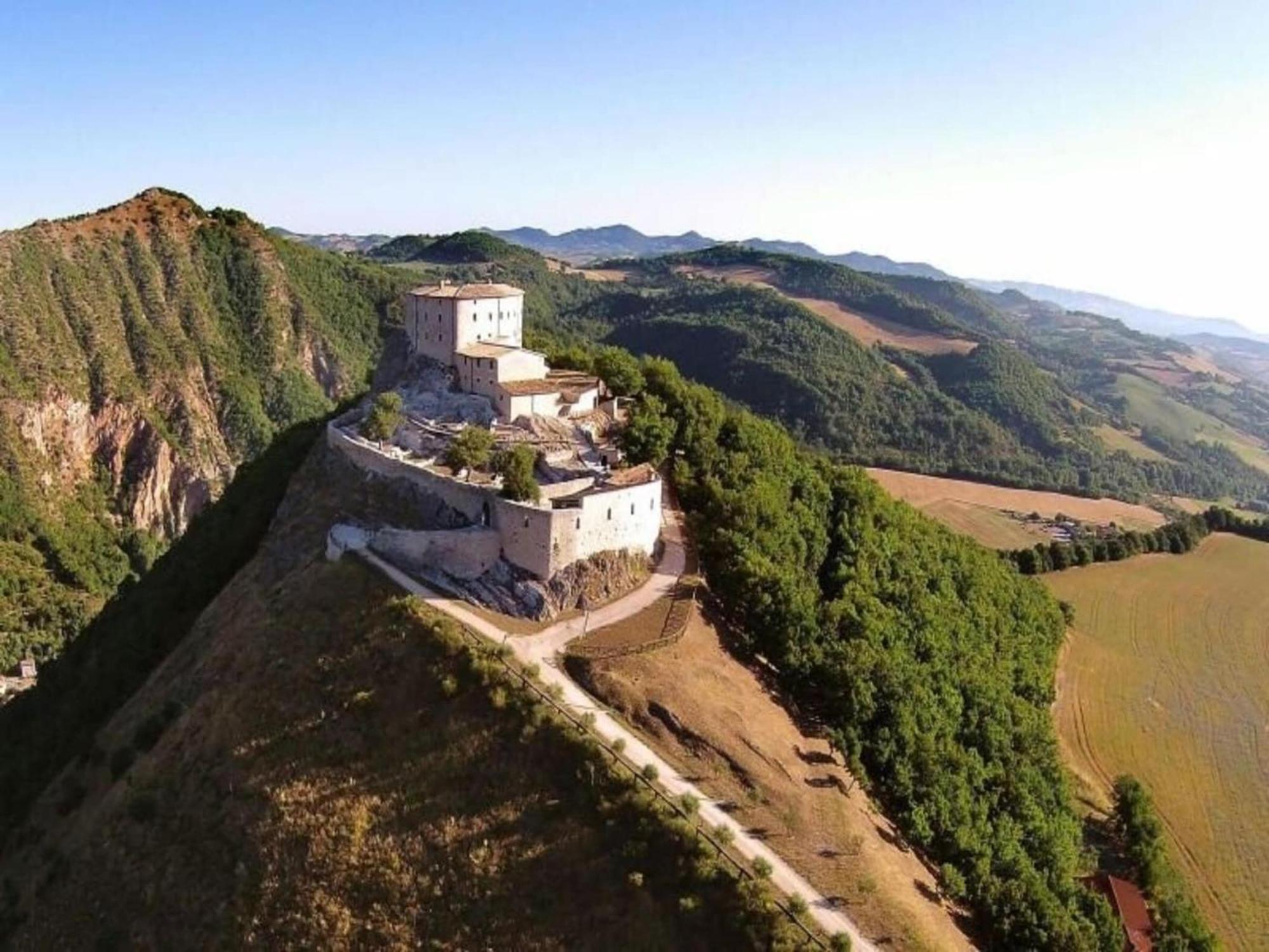 Timeless Villa In Cagli With Garden And Swimming Pool Exterior photo